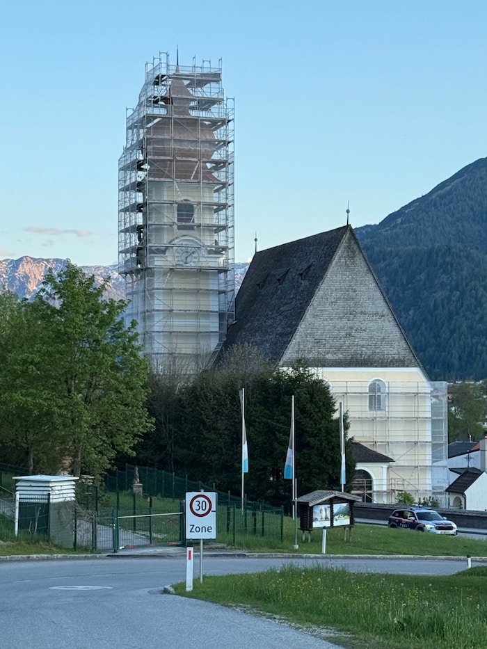 Der Turm der „Pfarrkirche Heiliger Johannes der Täufer“ erhält gerade neue Schindeln.