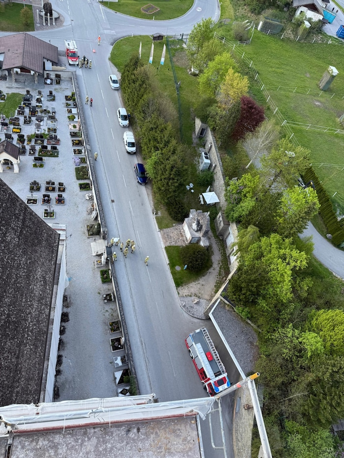 „Tolle“ Aussicht: 50 Meter tiefer befindet sich ausgerechnet der Friedhof. Das Wetter war gut.