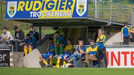 Gabi Christea (r.) stand im Kellerduell gegen Kennelbach erstmals für die Montafoner an der Seitenlinie. (Bild: INTERSPORT FISCHER FC Schruns)
