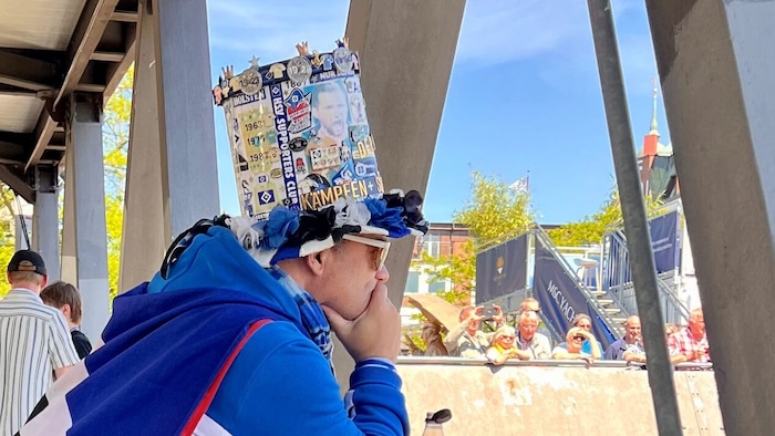 Vor dem klaren Sieg noch etwas nachdenklich: Schon einen Tag vor dem alles entscheidenden Spiel waren die HSV-Anhänger beim Hafenfest in voller Fanmontur.