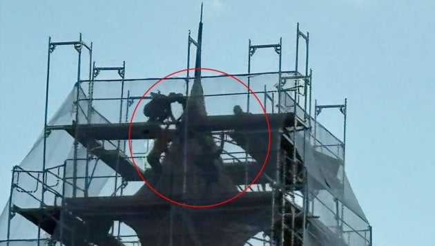 Die Feuerwehrleute holten die Übermütigen sicher von der Spitze des Kirchturms. (Bild: ZOOM Tirol)