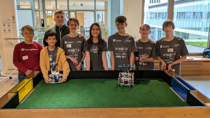 Ein Teil der erfolgreichen St. Pöltner „Robo-Gymnasiasten“.