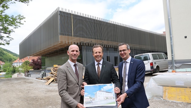 Baustellenbegehung: Willibald Ehrenhöfer, Karlheinz Kornhäusl und Martin Payer (von links).