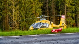 Die Fotos zeigen, wie schlimm der Frontalunfall in einer Rechtskurve auf der B 126 bei Bad Leonfelden war. Der Motorradlenker (31) war beim Überholen gegen das Auto geprallt. (Bild: Kerschbaummayr Werner)