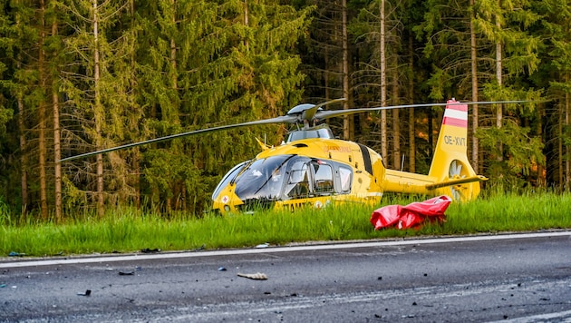 Die Fotos zeigen, wie schlimm der Frontalunfall in einer Rechtskurve auf der B 126 bei Bad Leonfelden war. Der Motorradlenker (31) war beim Überholen gegen das Auto geprallt. (Bild: Kerschbaummayr Werner)