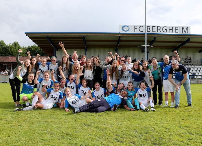 Die Bergheim-Damen feierten den Wiederaufstieg 2016.
