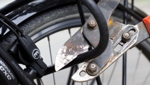 Die Arbeiterkammer Oberösterreich hat getestet, welche Fahrradschlösser aufbruchsicher sind (Symbolbild). (Bild: APA/DPA/FRISO GENTSCH)