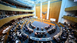 Hunderte parlamentarische Anfragen der FPÖ an die Ministerien sorgen weiter für Aufregung.