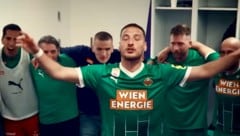 Kara gab auch bei der Kabinenparty den Ton an. (Bild: Rapid)