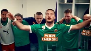 Kara gab auch bei der Kabinenparty den Ton an. (Bild: Rapid)