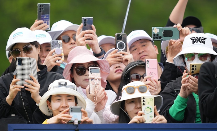 Mit Hut und Smartphone verfolgten viele koreanische Fans das Geschehen.