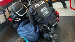 In einer gemeinsamen Übung haben Polizei-Einsatzkräften und ÖBB-Mitarbeitern in Villach für den ...
