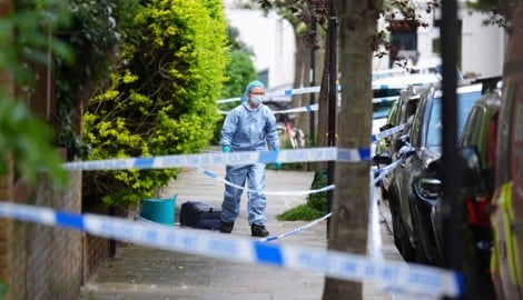 Ein Ermittler in Kentish Town in der Nähe des Hauses des britischen Premierministers Keir Starmer im Norden Londons. (Bild: AP/James Manning)