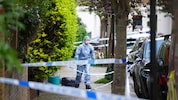 Ein Ermittler in Kentish Town in der Nähe des Hauses des britischen Premierministers Keir Starmer im Norden Londons. (Bild: AP/James Manning)