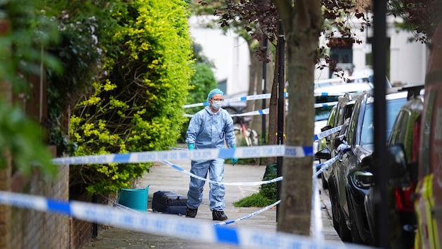 Ein Ermittler in Kentish Town in der Nähe des Hauses des britischen Premierministers Keir Starmer im Norden Londons. (Bild: AP/James Manning)