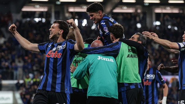 Atalanta hat die CL-Quali fix – kein Wunder, dass die Freude groß ist ... (Bild: AP/Stefano Nicoli)