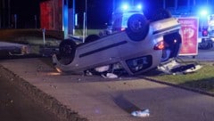 Das Auto zog im Tankstellenbereich eine Spur der Verwüstung nach sich. (Bild: Matthias Lauber/laumat.at)