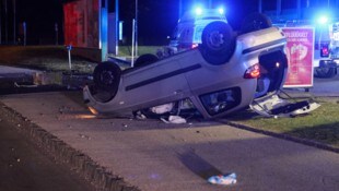 Das Auto zog im Tankstellenbereich eine Spur der Verwüstung nach sich.