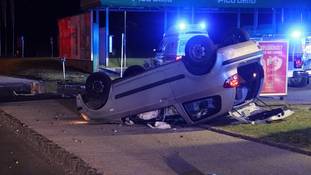 Das Auto zog im Tankstellenbereich eine Spur der Verwüstung nach sich. (Bild: Matthias Lauber/laumat.at)