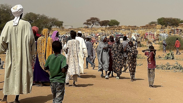 Menschen, die aus einem Lager für Binnenflüchtlinge geflohen sind, nachdem es unter die ...