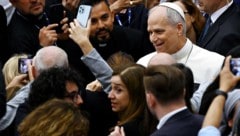 Papst Leo XIV. genießt das Bad in der Menge. Beim ersten Treffen mit Journalisten war er sehr ...