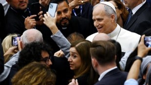 Papst Leo XIV. genießt das Bad in der Menge. Beim ersten Treffen mit Journalisten war er sehr gut gelaunt und scherzte sogar herum. (Bild: Viennareport)