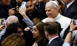 Papst Leo XIV. genießt das Bad in der Menge. Beim ersten Treffen mit Journalisten war er sehr ...