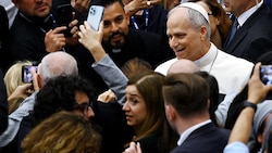 Papst Leo XIV. genießt das Bad in der Menge. Beim ersten Treffen mit Journalisten war er sehr gut gelaunt und scherzte sogar herum. (Bild: Viennareport)