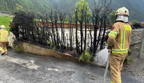 Die alarmierte Feuerwehr konnte den Brand rasch löschen. (Bild: FF Umhausen, Krone KREATIV)