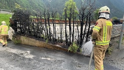 Die alarmierte Feuerwehr konnte den Brand rasch löschen. (Bild: FF Umhausen, Krone KREATIV)