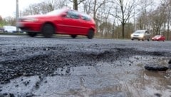 Die Mineralölsteuer, die einen Fixbetrag je getanktem Liter beträgt, ist seit 2011 nicht mehr angepasst worden. (Bild: APA/dpa/Sebastian Kahnert)