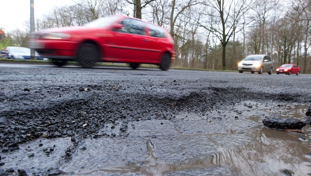 Die Mineralölsteuer, die einen Fixbetrag je getanktem Liter beträgt, ist seit 2011 nicht mehr angepasst worden. (Bild: APA/dpa/Sebastian Kahnert)