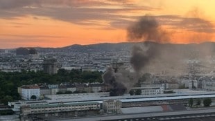Bei dem Brand entstand eine riesige Rauchwolke, die ein „Krone“-Lesereporter festgehalten hatte. (Bild: „Krone“-Lesereporter)