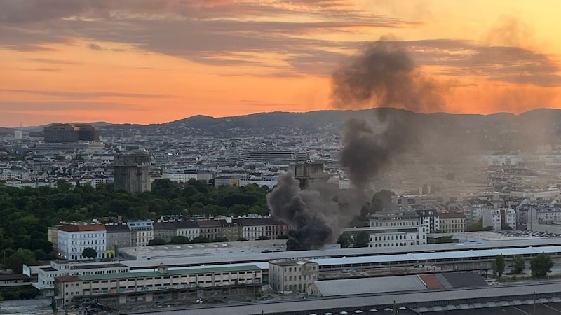 Bei dem Brand entstand eine riesige Rauchwolke, die ein „Krone“-Lesereporter festgehalten hatte. (Bild: „Krone“-Lesereporter)