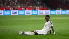 Vinicius Junior verletzte sich im „Clasico“ gegen Barcelona. (Bild: AFP/APA/Josep LAGO)