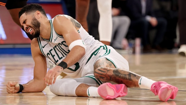 Jayson Tatum verletzte sich im vierten Spiel gegen die Knicks. (Bild: AFP/APA/Getty Images via AFP/GETTY IMAGES/ELSA)