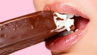 Schlecken oder beißen? Die Art und Weise, wie Sie Ihr Eis am liebsten essen, verrät viel über Ihre Persönlichkeit. (Bild: a.j.photos@mail.ru – stock.adobe.com)