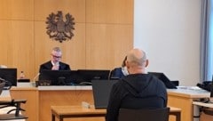Der Rumäne musste sich alleine vor dem Schöffengericht verantworten. Er wurde aus der U-Haft vorgeführt. Seine Ex-Freundin ist untergetaucht. (Bild: Eva Stockner)