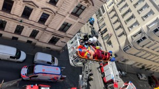 Gleich zwei Unfälle in kurzer Zeit hielten die Einsatzkräfte in Wien auf Trab. (Bild: Berufsfeuerwehr Wien)