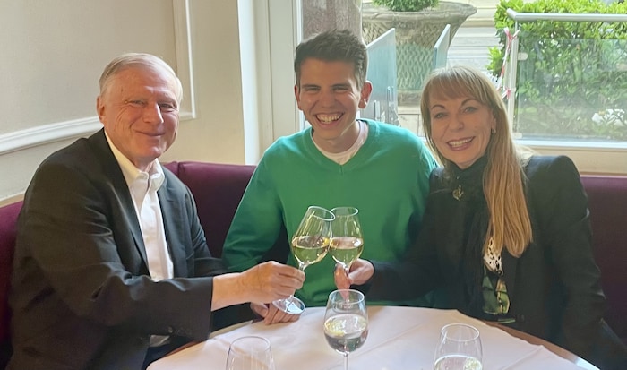 Aaron Gruen, seine Mutter und Olaf Brockmann im Parkhotel Schönbrunn.