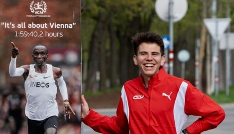 Aaron Gruen (re.) vor der Erinnerungstafel an Kipchoges Traumlauf. (Bild: Olaf Brockmann)