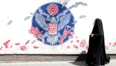 Eine Anti-US-Wandmalerei in der iranischen Hauptstadt Teheran (Bild: EPA/ABEDIN TAHERKENAREH)