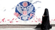 Eine Anti-US-Wandmalerei in der iranischen Hauptstadt Teheran (Bild: EPA/ABEDIN TAHERKENAREH)