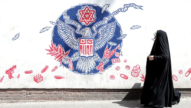 Eine Anti-US-Wandmalerei in der iranischen Hauptstadt Teheran (Bild: EPA/ABEDIN TAHERKENAREH)