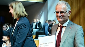 Finanzminister Markus Marterbauer (SPÖ) hat am Dienstag das Doppelbudget 2025/2026 präsentiert. (Bild: APA/ROLAND SCHLAGER)