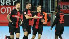 Jeremie Frimpong (ganz rechts) könnte Bayer Leverkusen bald verlassen. (Bild: AFP/APA/INA FASSBENDER)
