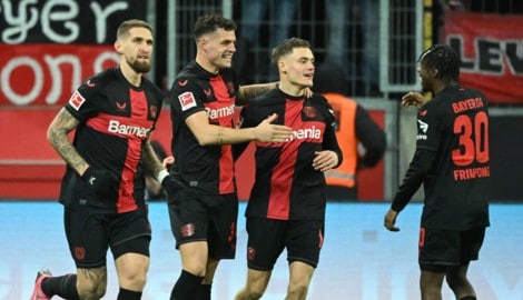 Jeremie Frimpong (ganz rechts) könnte Bayer Leverkusen bald verlassen. (Bild: AFP/APA/INA FASSBENDER)