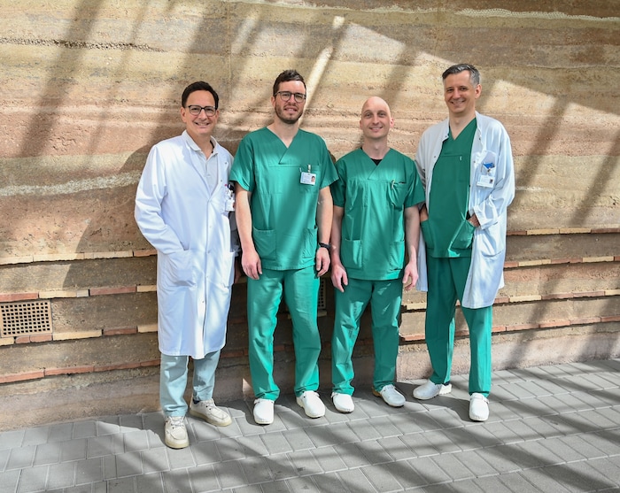 Die verantwortlichen Ärzte: Primar René El Attal (Orthopädie und Unfallchirurgie), Oberarzt ...