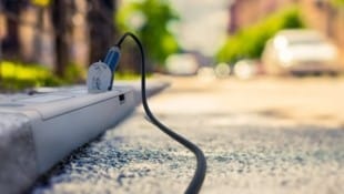 Bei E-Autofahrern soll der Ladebordstein vor allem durch seine einfachere Bedienung punkten.