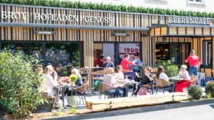 Ein Hingucker: Holzoptik und Begrünung sorgen für Gemütlichkeit.